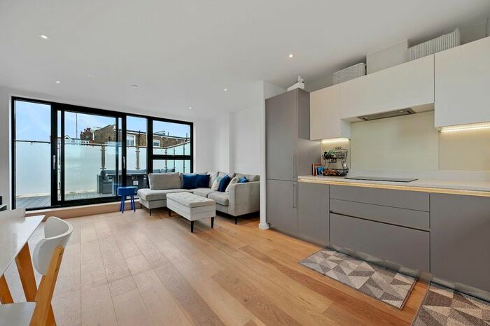 2 Bedroom Flat To Rent In Goldhawk Road, London, W12