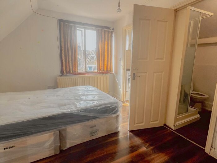 Studio To Rent In Mitcham Lane, London, SW16