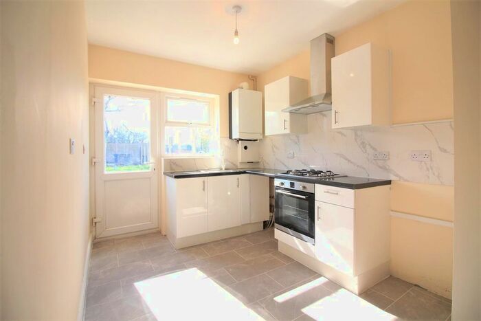 2 Bedroom Flat To Rent In Rosemary Avenue, Hounslow TW4