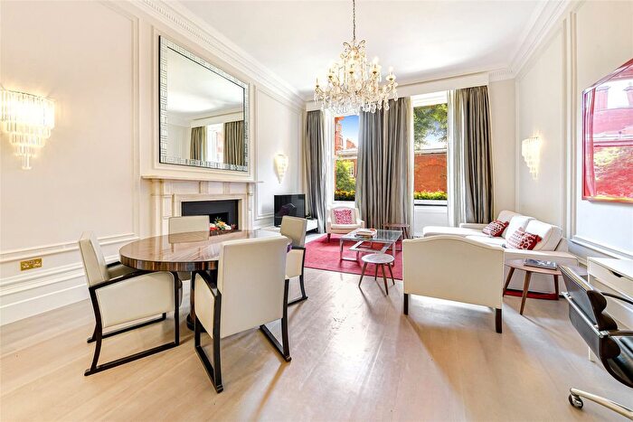 2 Bedroom Flat To Rent In Cadogan Square, London, SW1X