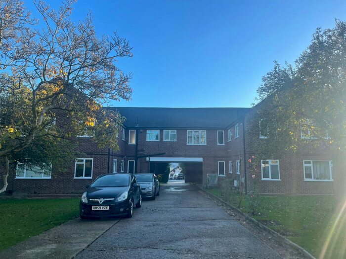 2 Bedroom Apartment To Rent In Friern Park, London, N12