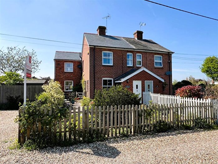 3 Bedroom Semi-Detached House For Sale In Sherfield Green, Sherfield-On-Loddon, RG27