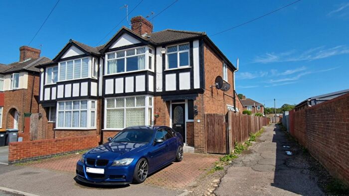 3 Bedroom Semi Detached House For Sale In Hazelwood Road, Bedford, MK42