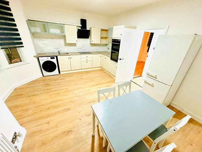 2 Bedroom Flat To Rent In Green Street, Forest Gate, E7