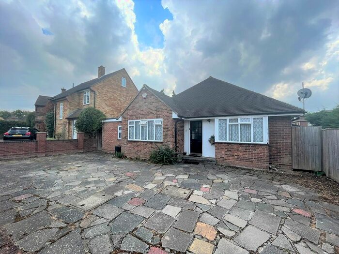 3 Bedroom Bungalow To Rent In Cedars Drive, Hillingdon, Middlesex, UB10