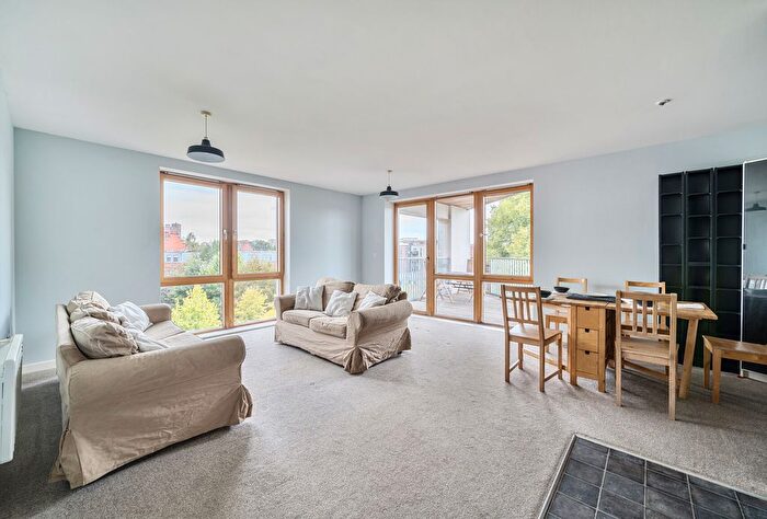 3 Bedroom Flat For Sale In Barleyfields, Bristol, Somerset, BS2