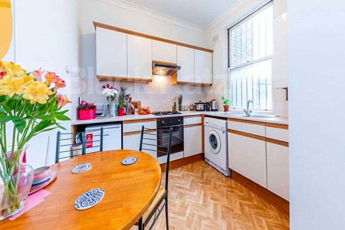 Flat To Rent In Upper Street, Islington / Highbury, N1