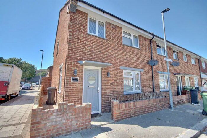 3 Bedroom End Of Terrace House To Rent In Dickens Close, Portsmouth, PO2