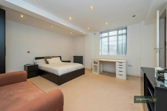 2 Bedroom Flat To Rent In Latymer Court, Hammersmith, London, W6