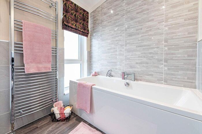 2 Bedroom Park Home For Sale In Linford, Stanford-le-Hope, SS17