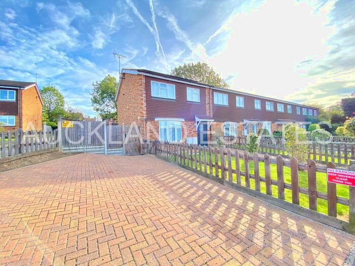 3 Bedroom End Of Terrace House For Sale In Kimptons Mead, Potters Bar, EN6