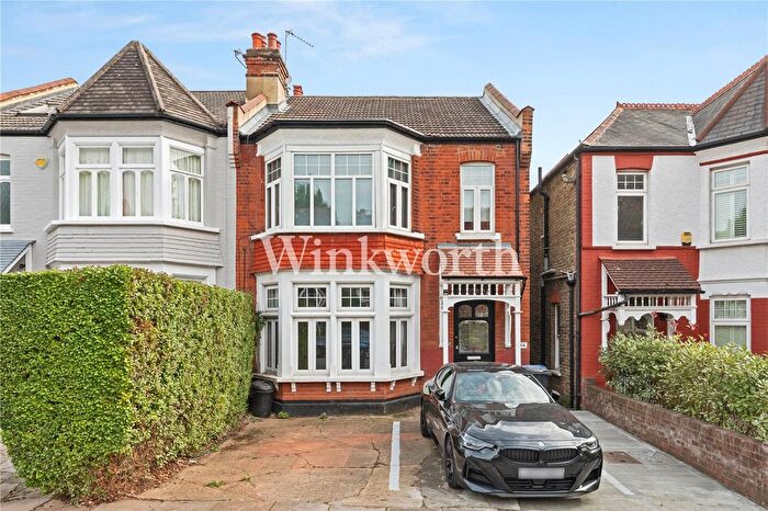 2 Bedroom Flat For Sale In Ulleswater Road, London, N14