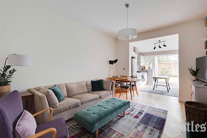 3 Bedroom Apartment For Sale In Gunton Road, E5