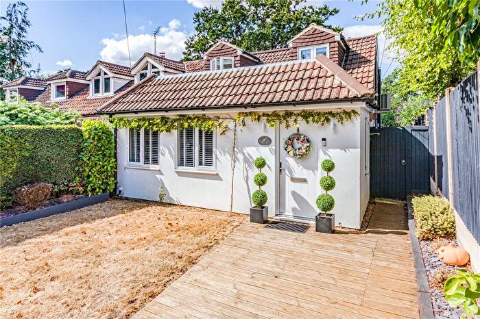 2 Bedroom End Of Terrace House For Sale In Old Road, Addlestone, Surrey, KT15