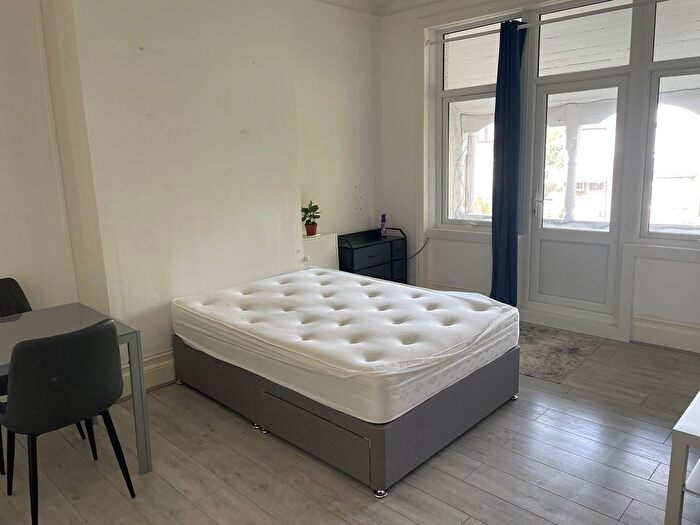 Studio To Rent In Palmeira Avenue, Westcliff-On-Sea, SS0