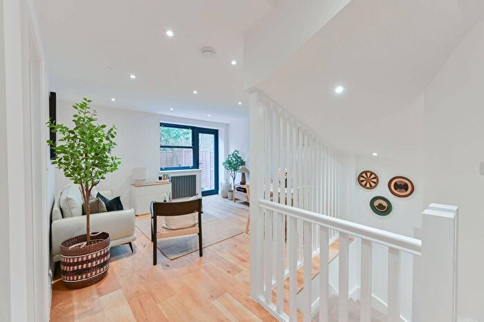 3 Bedroom Flat For Sale In A Fernlea Road, Balham, London, SW12