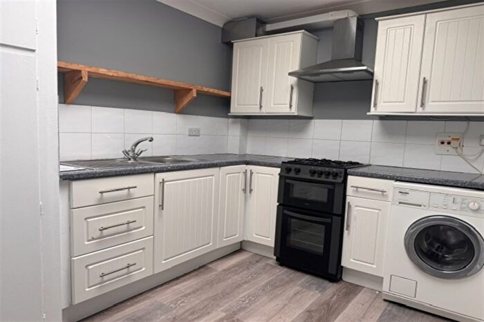 2 Bedroom Flat To Rent In Fairmile Road, BH23