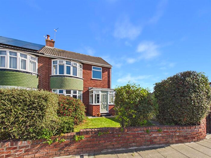 3 Bedroom Semi-Detached House For Sale In Shaftesbury Crescent, Marden Farm, NE30