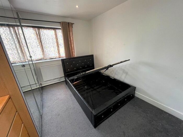 2 Bedroom Flat To Rent In Alleyn Park, Southall, UB2