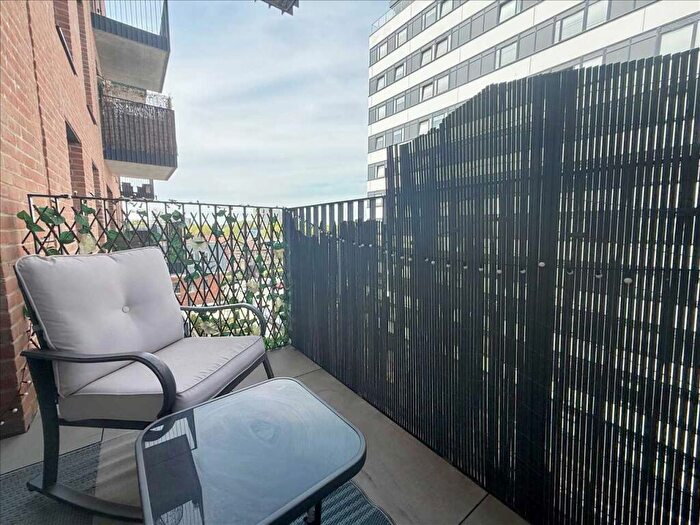 2 Bedroom Apartment For Sale In Victoria Avenue, Southend On Sea, SS2