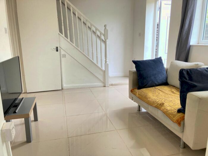 3 Bedroom Semi-Detached House To Rent In Very Near Almond Avenue Area, Ealing, W5