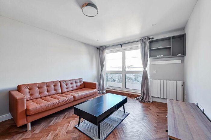 2 Bedroom Flat To Rent In Gean Court, Bounds Green, London, N11