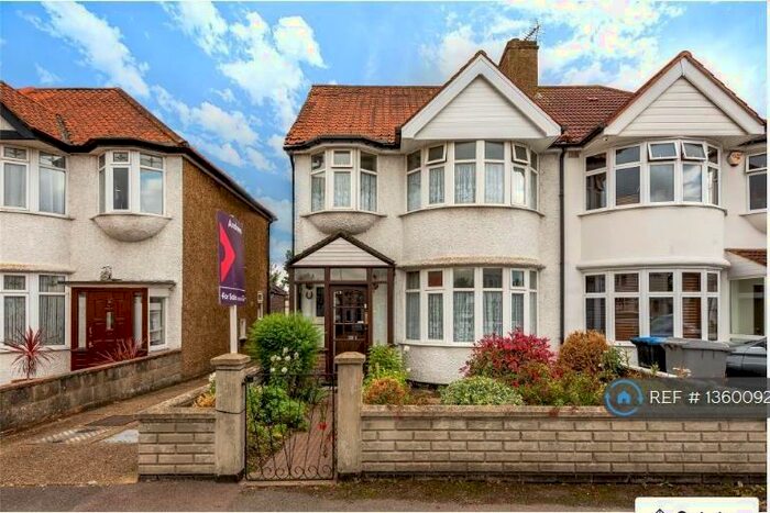4 Bedroom Semi-Detached House To Rent In Wakemans Hill Avenue, London, NW9