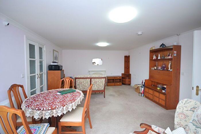 1 Bedroom Flat For Sale In Halley's Court, Sandford Gate, KY1