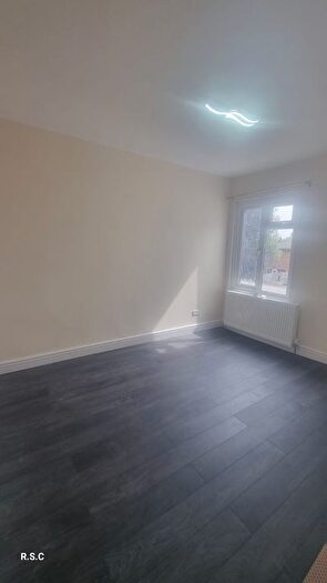 4 Bedroom Semi-Detached House To Rent In Vicarage Farm Road, Hounslow, TW3