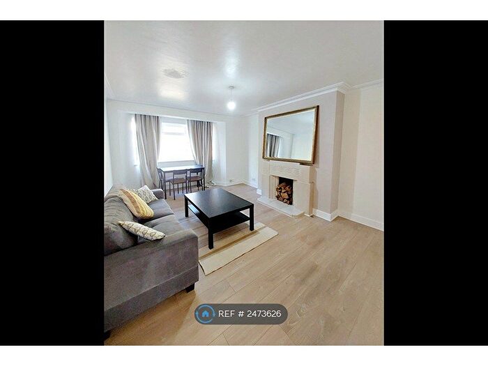 2 Bedroom Flat To Rent In Streatham Court, London, SW16