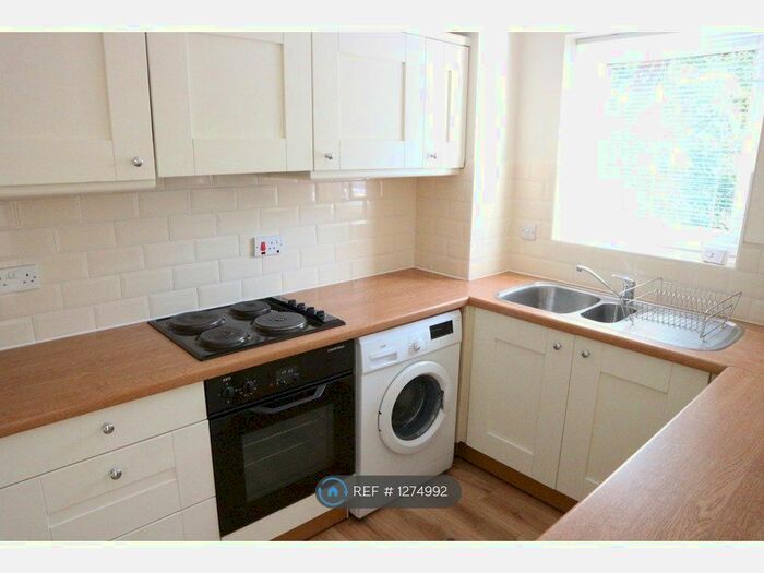 2 Bedroom Flat To Rent In Laleham Road, Shepperton TW17