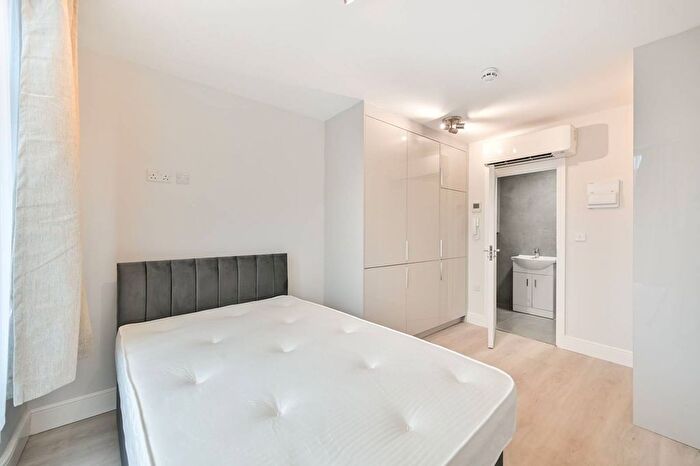 Studio To Rent In Hounslow Avenue, Hounslow, TW3