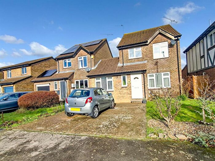 4 Bedroom Link Detached House For Sale In Genoa Close, Littlehampton, BN17