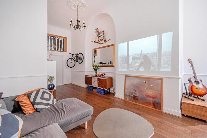 2 Bedroom Apartment For Sale In Gilbert Close, Woolwich, SE18