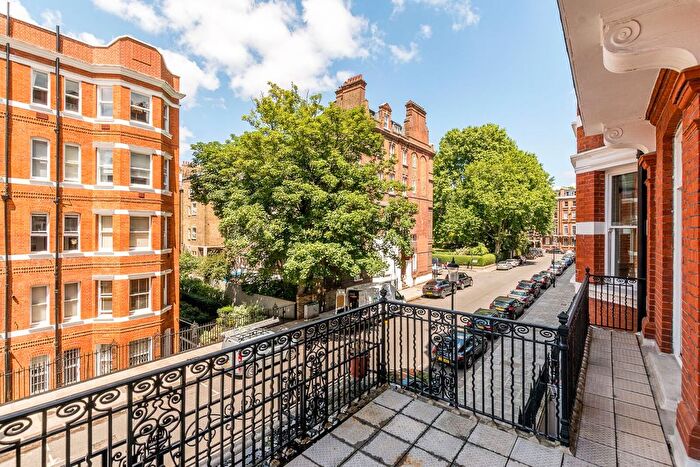 3 Bedroom Flat To Rent In Nevern Square, Kensington, London, SW5