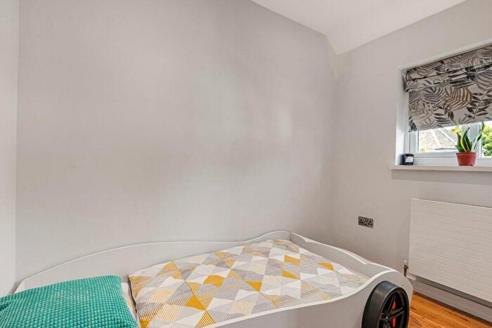 3 Bedroom End Of Terrace House For Sale In Ingram Road, Dartford, DA1