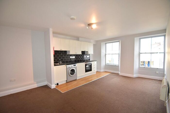 2 Bedroom Flat To Rent In High Street, Fareham, Hampshire, PO16