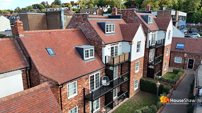 3 Bedroom Flat To Rent In High Street, Chesham, HP5