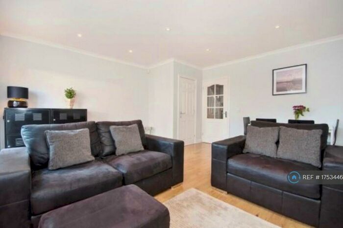 3 Bedroom Semi-Detached House To Rent In Heathfields Close, Ashtead, KT21