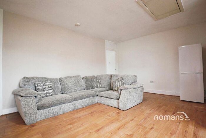 2 Bedroom Flat To Rent In Long Lane, Hillingdon, Uxbridge, UB10