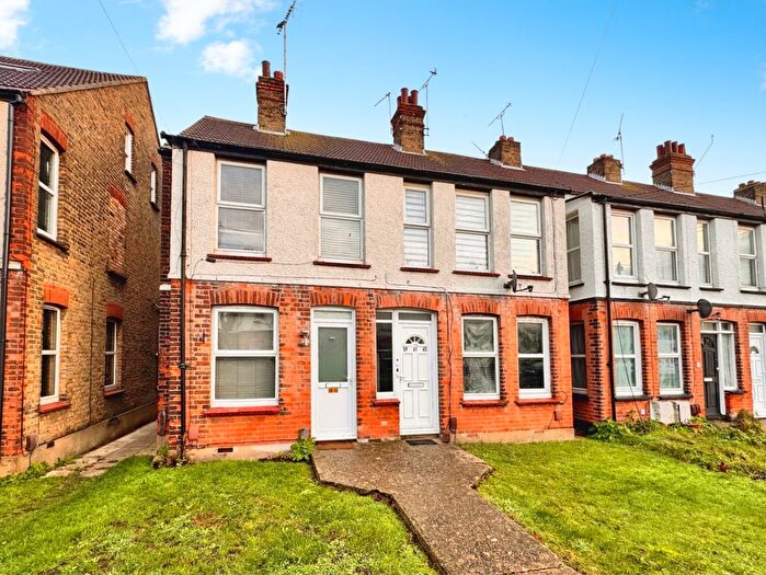 Studio To Rent In Carlingford Drive, Westcliff-On-Sea, SS0