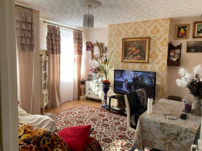 2 Bedroom Flat For Sale In Cazenove Road, London, N16