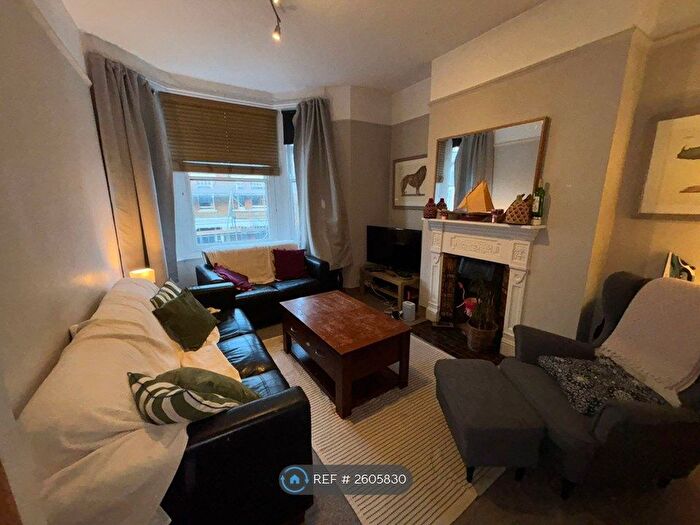 3 Bedroom Flat To Rent In Elmhurst Mansions, London, SW4