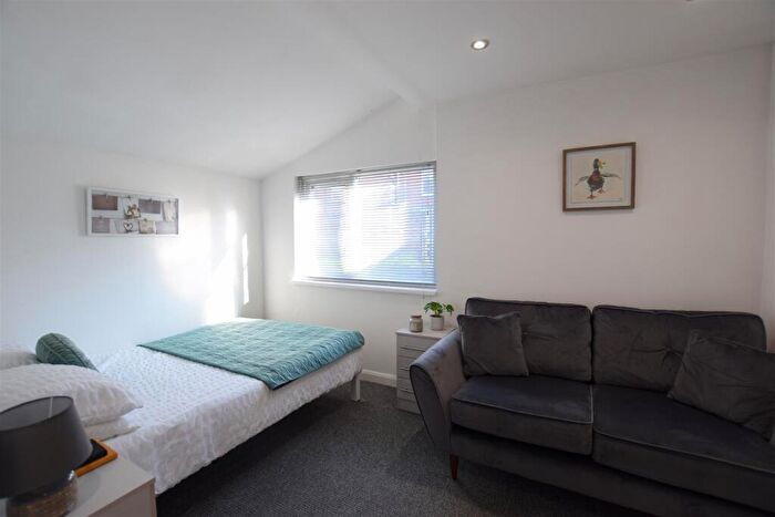 Studio To Rent In West Parade - Student Apartment - /, LN1