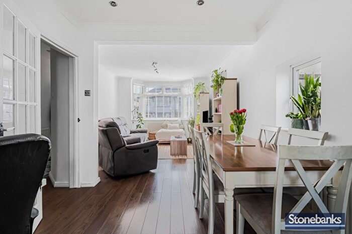 3 Bedroom Semi-detached House For Sale In East Drive, Watford, WD25