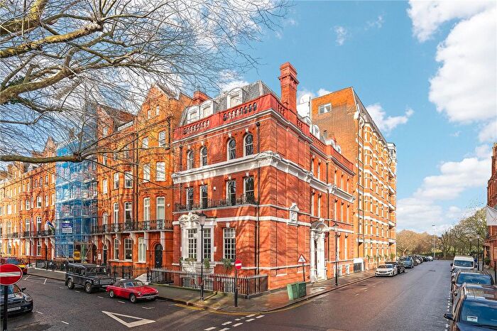 3 Bedroom Flat For Sale In Kensington Court, London, W8