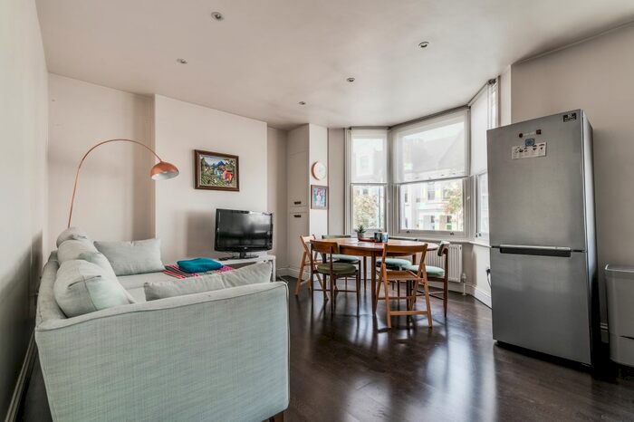 3 Bedroom Flat To Rent In Parolles Road, Archway, London, N19
