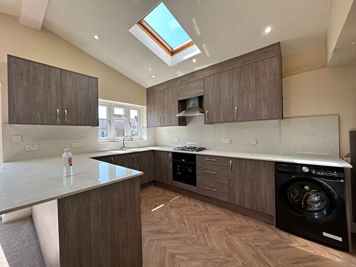 6 Bedroom Semi-Detached House To Rent In Sutton Square, Hounslow, TW5
