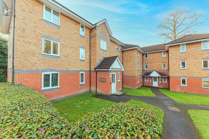 2 Bedroom Flat To Rent In Masefield Gardens, Crowthorne RG45
