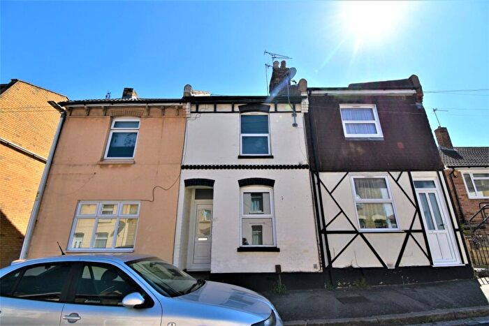 3 Bedroom Terraced House For Sale In Wickham Street, Rochester, Kent, ME1
